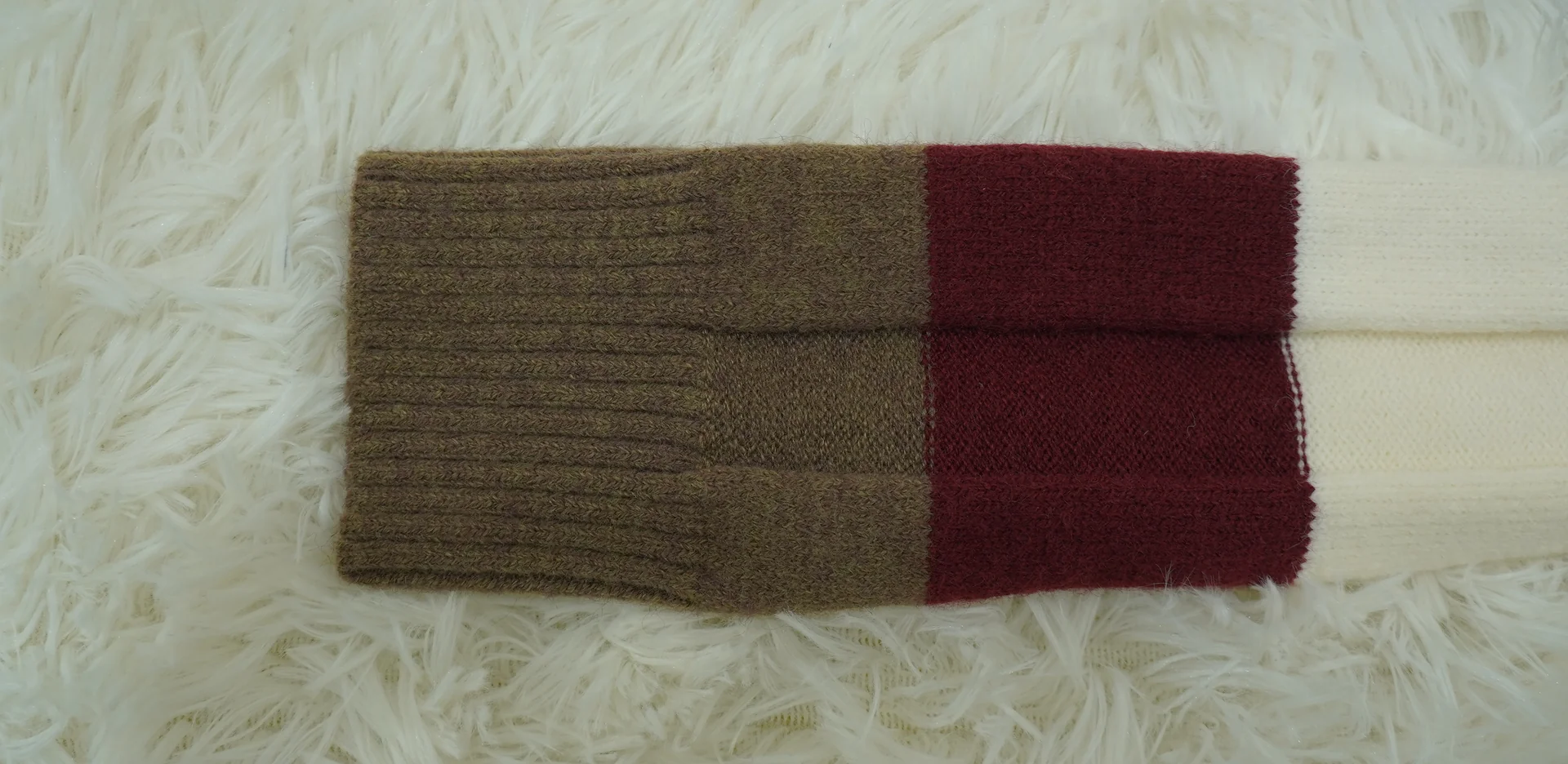 Two colour versions of the same rib knit - colour choice does not change the structure