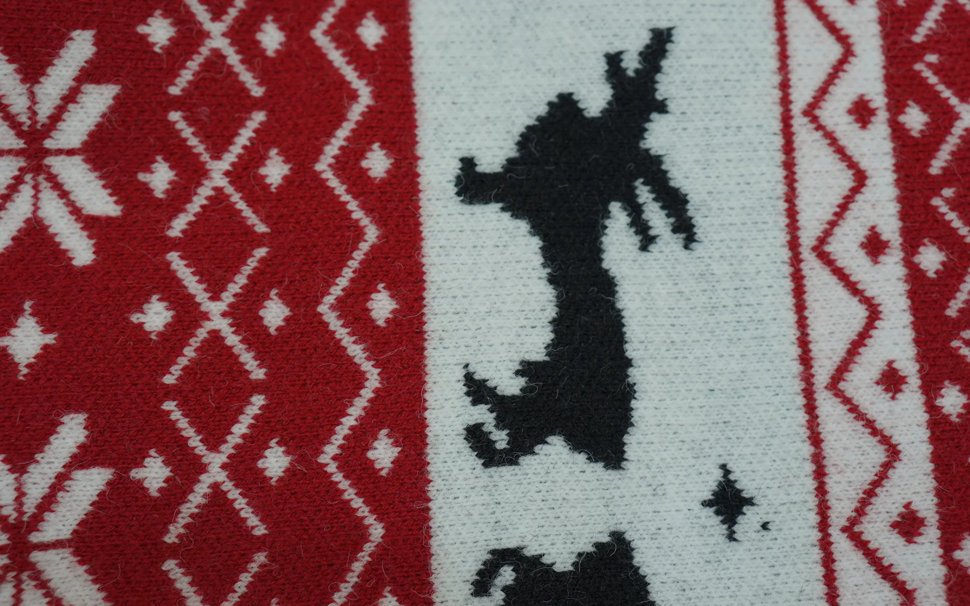 Multi-colour jacquard pattern knitted in one piece